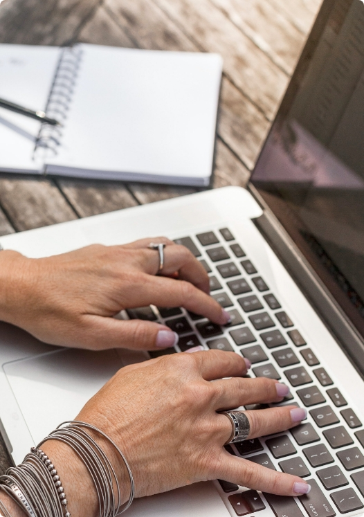 Mujer Escribiendo en una Laptop